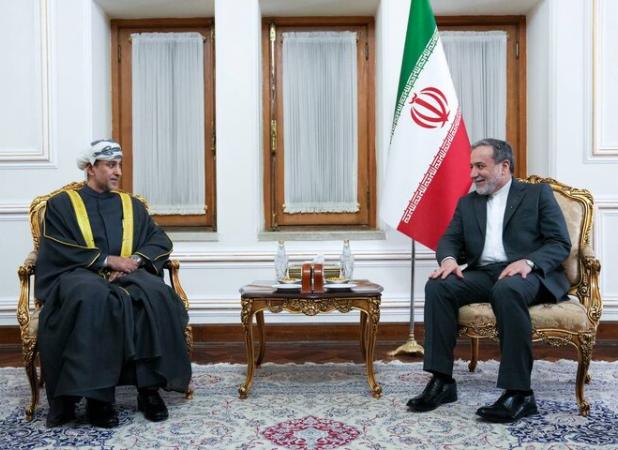 تسلیم رونوشت استوارنامه سفیر جدید سلطنت عمان به وزیر خارجه  کشورمان
