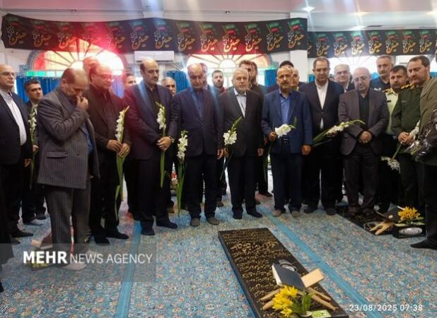 ادای احترام وزیر میراث فرهنگی به مقام شامخ شهدا در لاهیجان