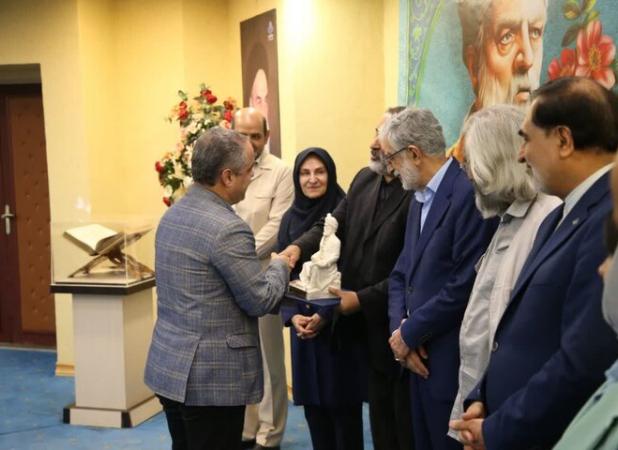 تجلیل از  گزارشگر قمی شبکه ۳ و ورزش به پاس پاسداری از زبان فارسی