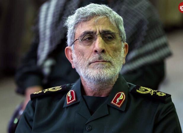سردار قاآنی در لحظه دریافت درجه سرتیپی از رهبری