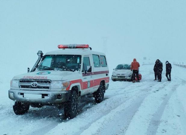 امدادرسانی به خودروهای گرفتار در برف و کولاک محور مهاباد - بوکان