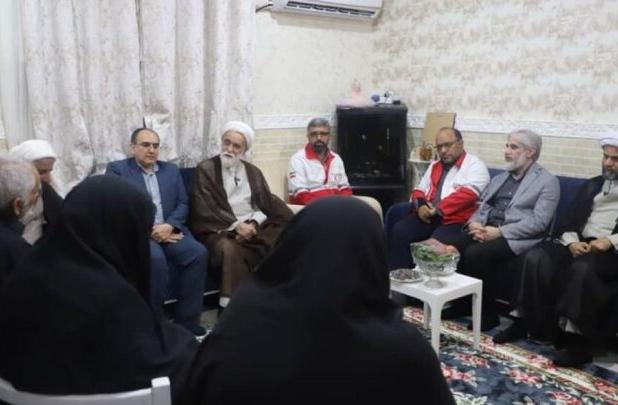 دیدار نماینده رهبر معظم انقلاب با خانواده‌های داغدیده بندرعباس