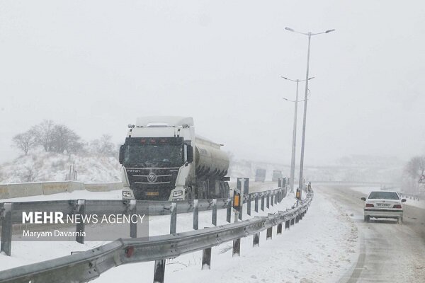 گردنه‌های کهگیلویه و بویراحمد زیر برف و سنگ؛رانندگان با احتیاط برانند