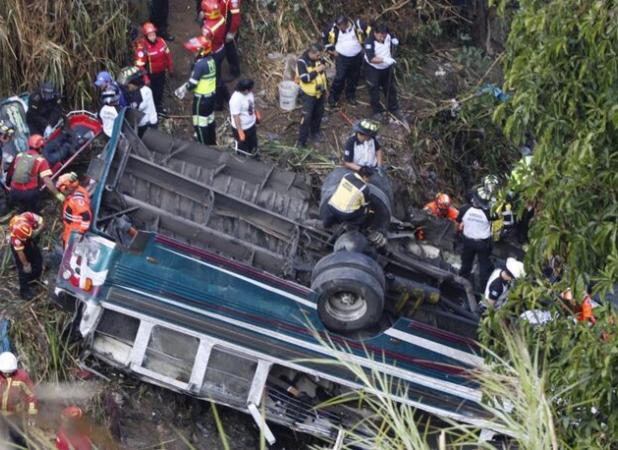 ۸ کشته و ۶ زخمی در پی سقوط یک اتوبوس به دره در بولیوی