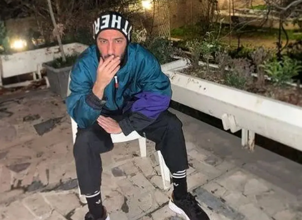 عکس جدید نوید محمدزاده با سیگار در حیاط وایرال شد