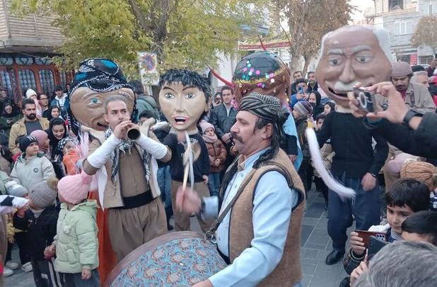 کارناوال شادپیمایی جشنواره استانی تئاتر کردستان در بیجار