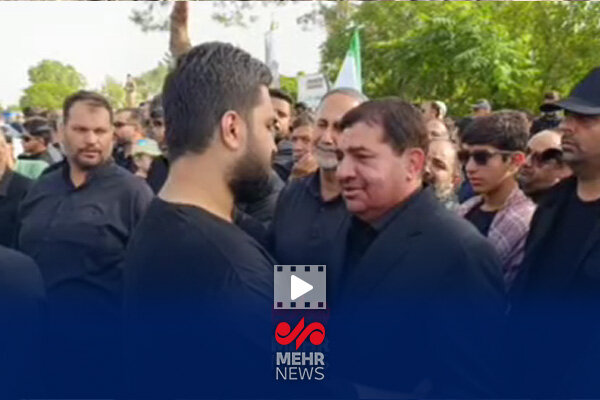 فرزند شهید حاجی‌زاده در آغوش مشاور و دستیار مقام معظم رهبری