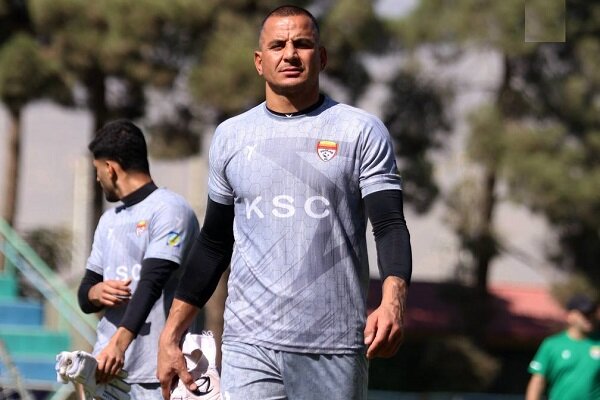 اعتراض حامد لک به داور بازی با استقلال/ آبی‌ها تشویق شدند