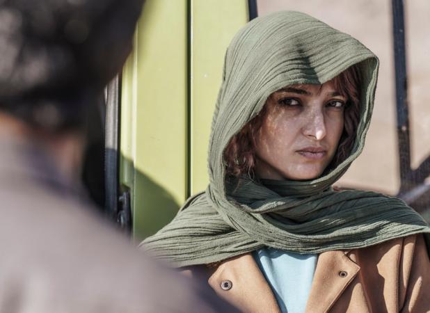 خانم بازیگرِ «علت مرگ: نامعلوم» با ژست بانمکش سوژه عکاسان شد!