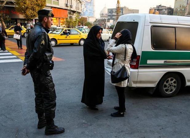 افشین علا: لااقل با چادر علیه دختران خشونت نکنید