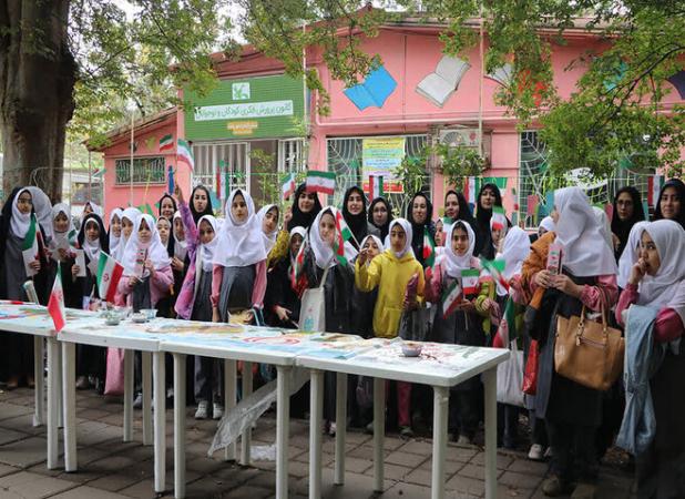 ویژه برنامه «به رنگ مدرسه، به عطر دانایی» در رشت برگزار شد