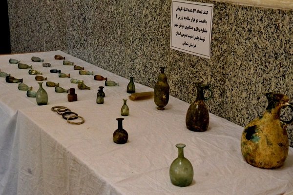 برپایی نمایشگاه اشیای قدیمی و آنتیک در روز جهانی صنایع دستی