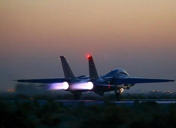 پرواز یک جنگنده در آسمان تهران