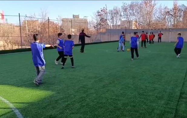 چمن مصنوعی مدرسه رستگاران دهگلان به بهره‌برداری رسید