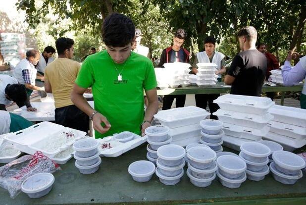 توزیع ۱۳۰۰ هزار پرس غذای گرم و بسته های غذایی بین نیازمندان مرکزی