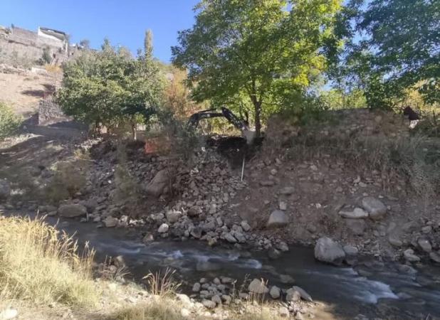 توسکاهای خطرساز بستر رودخانه چالوس با مجوز برداشت شد
