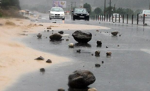 ریزش سنگ در محور هراز و کندوان