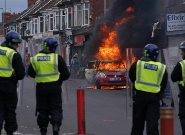 دستگیری بیش از ۳۷۰ نفر در جریان گسترش خشونت‌ها در انگلیس