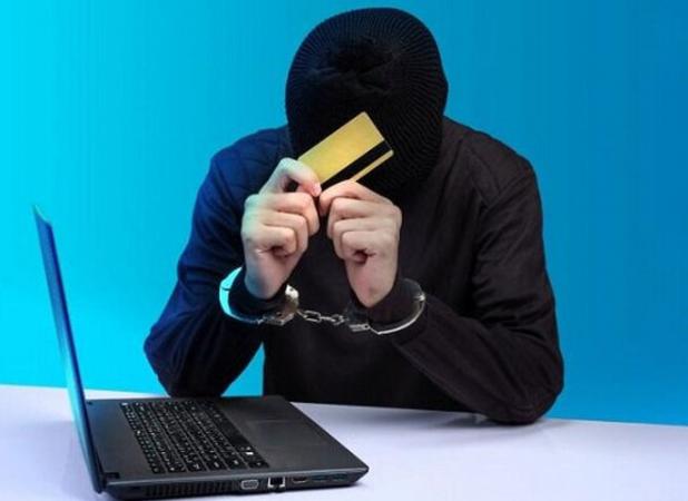 سارق کارت‌های بانکی مسافران در متروی تهران به دام پلیس افتاد