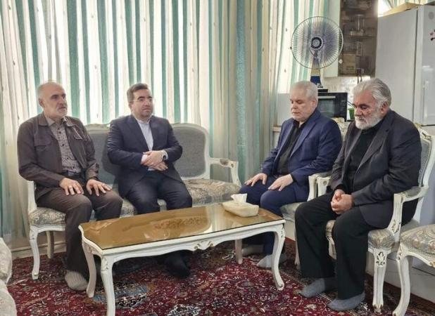 رئیس سازمان ثبت اسناد و املاک کشور با خانواده شهید صارم‌پور دیدار کرد