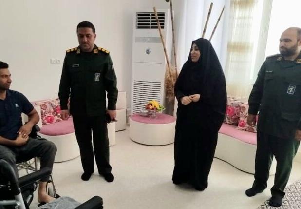 سپاه دیر ۵ ویلچر برقی به معلولان اهدا کرد