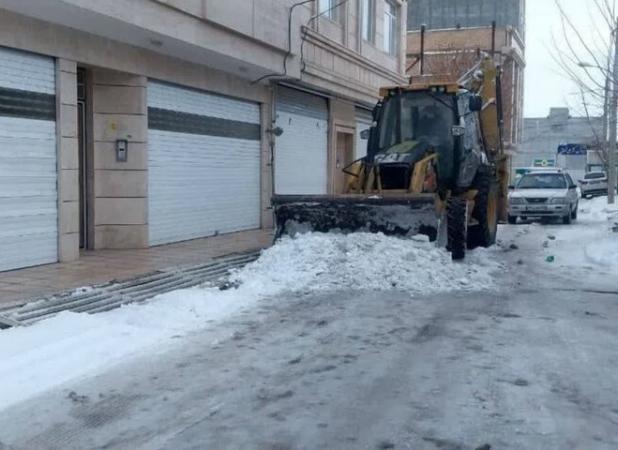 شهرداری زنجان با ۱۸۰ دستگاه ماشین‌آلات آماده مقابله با برف و کولاک شد