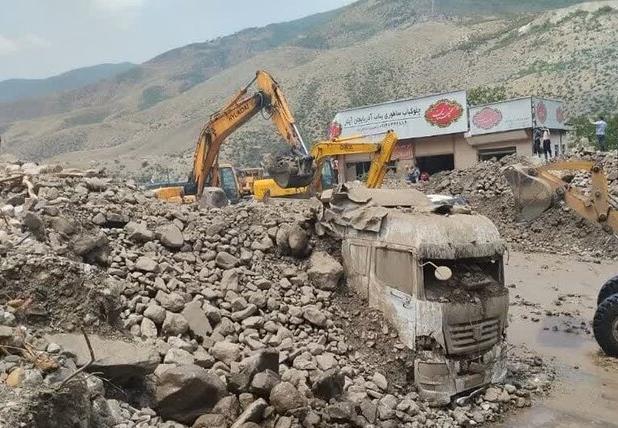 وقوع سیلاب به راه های بلده خسارت زد