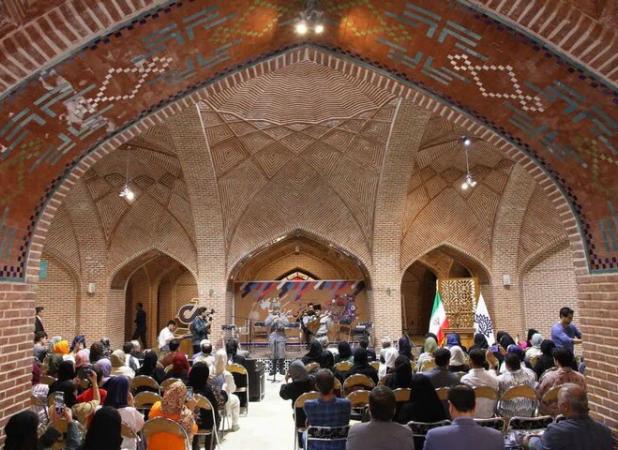 محفل شعر «بیرلیک گونشی» پس از سال‌ها خاموشی در اردبیل برگزار شد