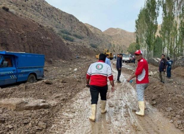 وقوع سیلاب محور شهمیرزاد- چاشم؛ ۱۲۰ نفر نجات یافتند
