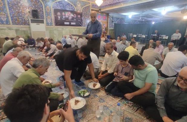 توزیع غذای نذری به مناسبت عید غدیر در آستانه اشرفیه