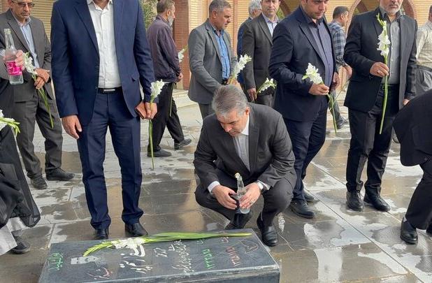 معاون وزیر میراث فرهنگی به مقام شامخ شهدای بیجار ادای احترام کرد