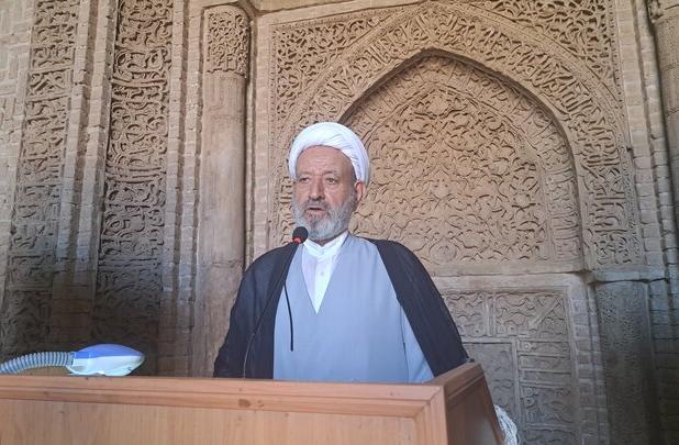 امام‌جمعه اردستان بر حمایت از مردم و حل مشکلات معیشتی تاکید کرد