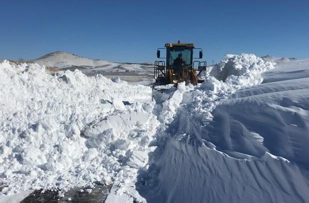 بازگشایی بیش از ۶۰ راه روستایی دهگلان پس از بارش سنگین برف