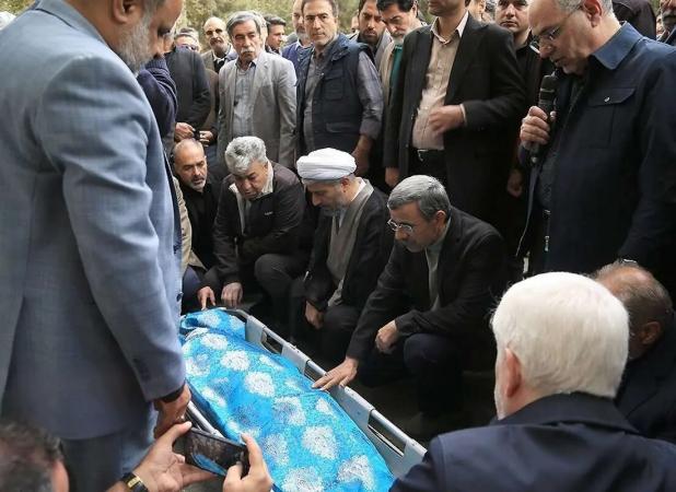 احمدی‌نژاد پس از مدت‌ها در تشییع خواهرش دیده شد