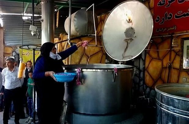 آئین سنتی گلابگیری نذر امام رضا(ع) در مشهد 