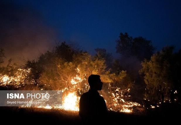 مراتع و جنگل‌های روستای نمنق جلفا همچنان در آتش می‌سوزد