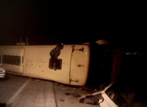انتقال ۲۲ مصدوم واژگونی اتوبوس به بیمارستان باهنر کرمان/قطع عضو یک نفر