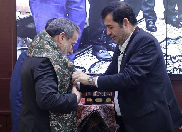 اهدای شال پهلوانی به عراقچی در یک مراسم