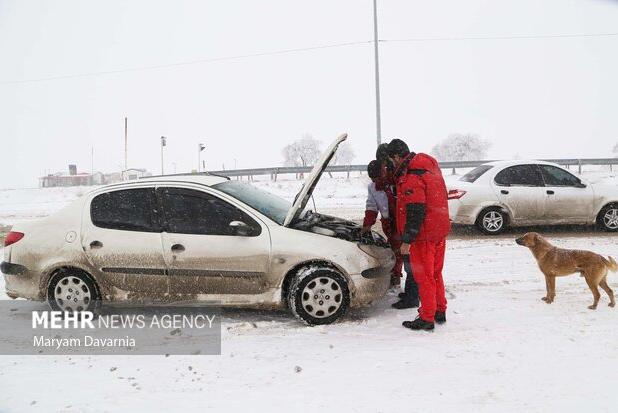 بارش برف در محورهای مواصلاتی آذربایجان غربی؛زنجیرچرخ همراه داشته باشید