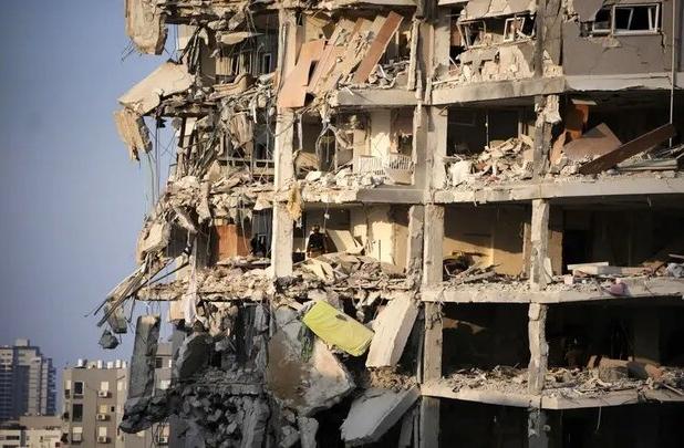 افتتاح نمایشگاه آثار تجسمی جنگ ۱۲ روزه به میزبانی هلال احمر
