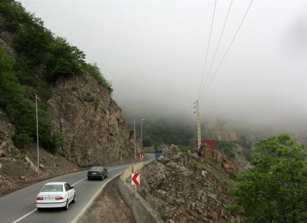 باران و مه‌گرفتگی در جاده‌های ۸ استان