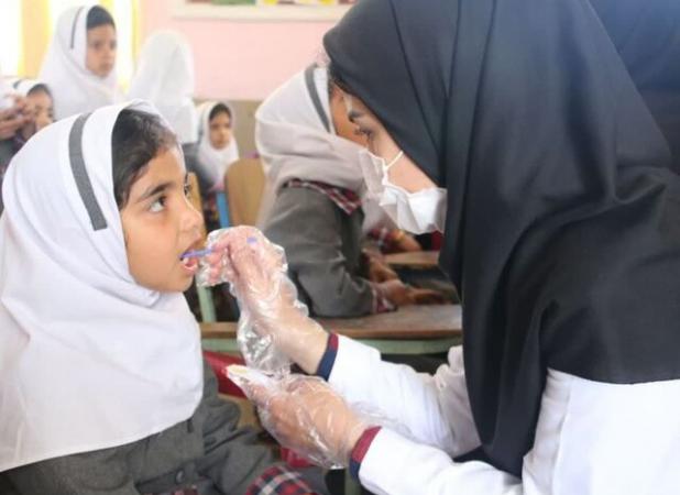 ارائه خدمات پیشگیرانه دهان و دندان به ۳۰ هزار دانش‌آموز خاش و تفتان