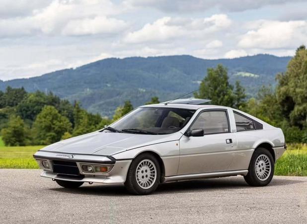 خودروی عجیب دهه ۸۰ با سه صندلی در ردیف جلو!