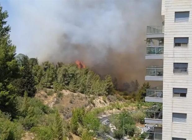 آتش سوزی گسترده در اطراف قدس، پیشروی آتش به سوی مناطق مسکونی