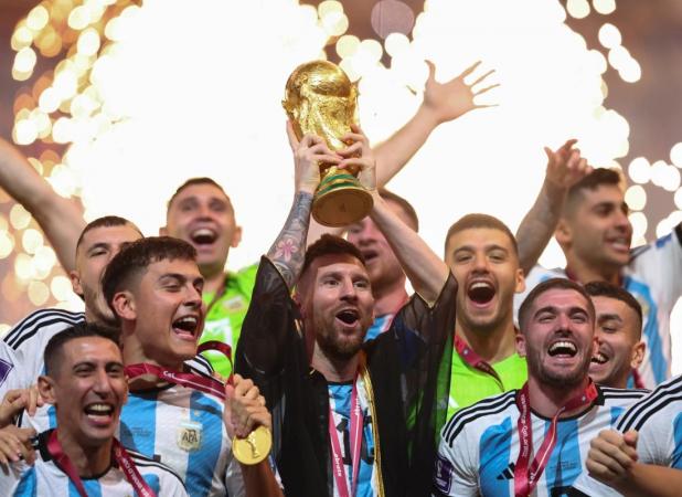 مسی از پیراهن قهرمان جهان رونمایی کرد