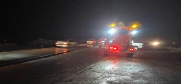 بارش برف در گردنه‌های ساردوئیه جیرفت / رانندگان مراقب لغزندگی جاده‌ها باشند