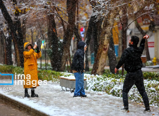 لحظات شاد مردم با اولین برف سال ۱۴۰۴