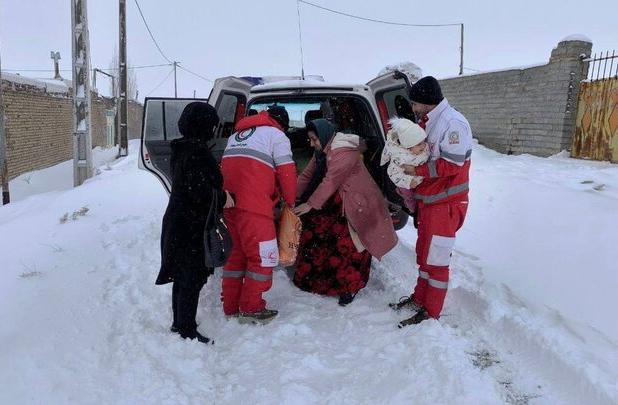 نجات جان دومین مادر باردار در برف و کولاک آذربایجان غربی