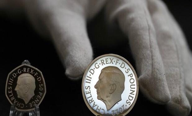 ضرب سکه‌هایی با تصاویر پادشاه جدید انگلیس