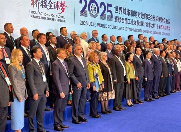 عکس یادگاری شهردار تهران با شهرداران جهان در نماد همبستگی شهرها